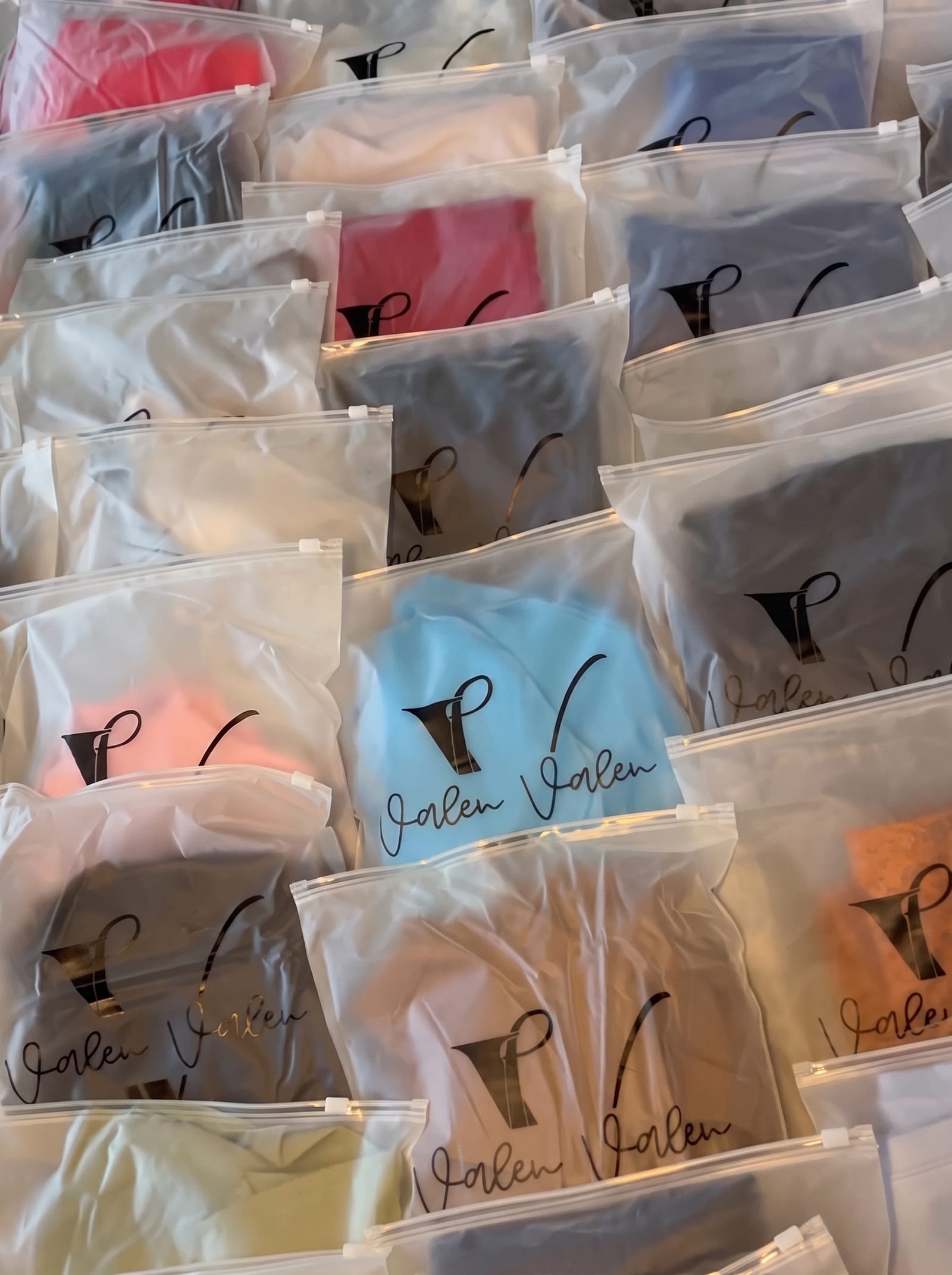 Prendas Valen Valen selladas individualmente en bolsas transparentes con el logo de la marca